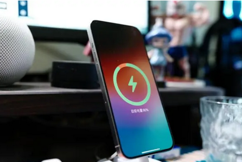 邦溪镇苹果15换屏服务分享用什么充电器给iPhone15充电更好 